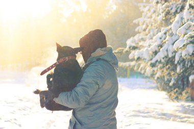 adam köpeklerini kolunda
