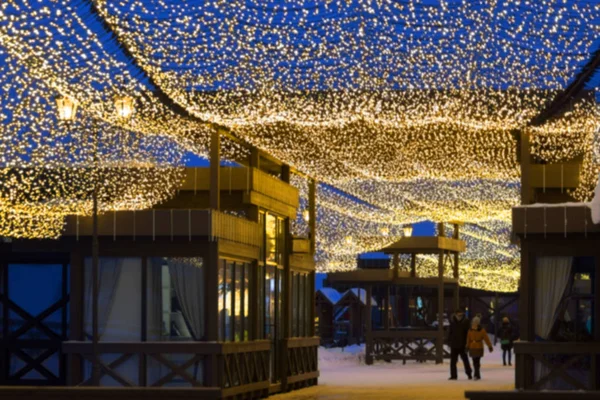 Sokakta yılbaşı süslemeleri