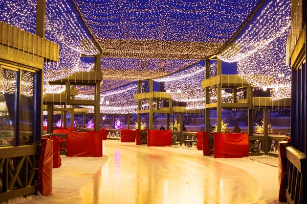 Sokakta yılbaşı süslemeleri