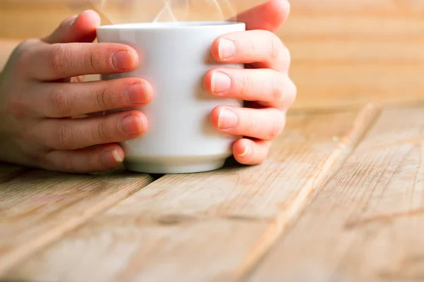 Чашка гарячого чаю або кави в руках — стокове фото