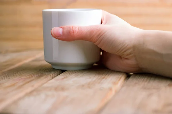 Чашка горячего чая или кофе в руках — стоковое фото