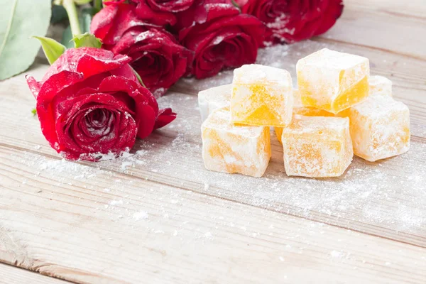 Gül çiçek ile lezzetli Türk lokumu