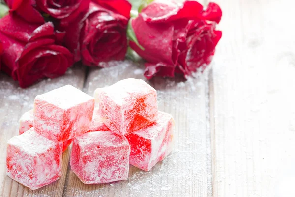 Gül çiçek ile lezzetli Türk lokumu