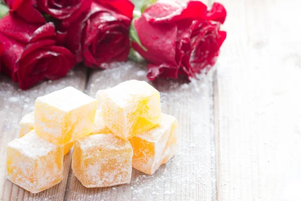 Gül çiçek ile lezzetli Türk lokumu