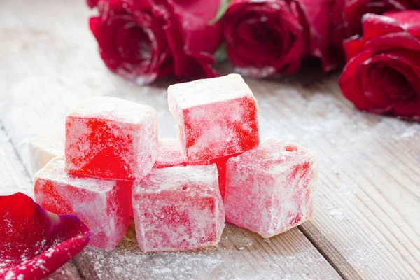 Gül çiçek ile lezzetli Türk lokumu