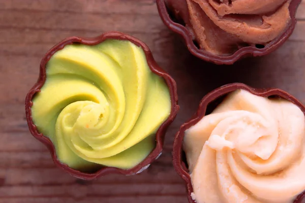 Dulces de chocolate sobre mesa de madera — Foto de Stock