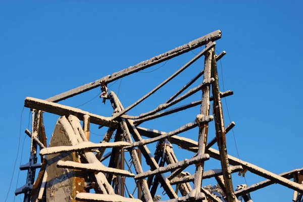 mavi gökyüzü karşı yanık evi