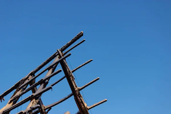 Brända hus mot blå himmel — Stockfoto