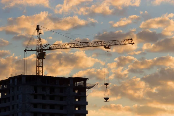 Uppförandet av byggnaden vid solnedgången — Stockfoto