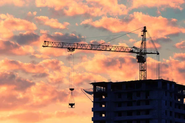 Uppförandet av byggnaden vid solnedgången — Stockfoto