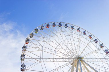 Dönme dolap Mavi Gökyüzünde