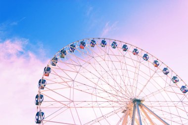 Dönme dolap Mavi Gökyüzünde