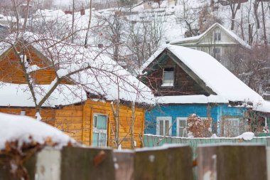 Şafakta kış dreamland ormandaki evde kar