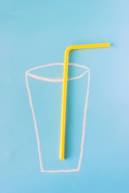 kokteyl mavi zemin üzerine