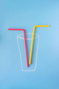 kokteyl mavi zemin üzerine