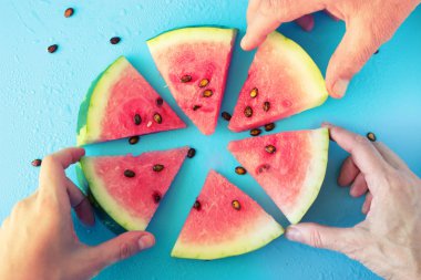 bir karpuz holding üç eller