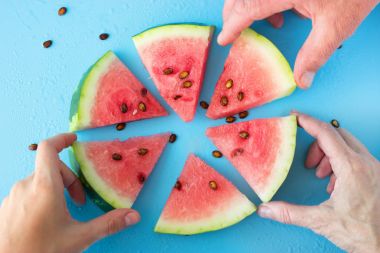 bir karpuz holding üç eller