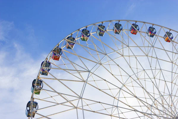 Ferris Wheel Over Blue Sky — Stock Photo, Image