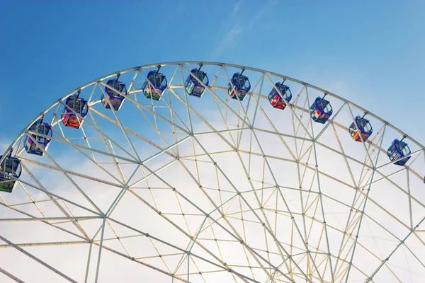 Ferris Wiel Over Blauwe Lucht — Stockfoto