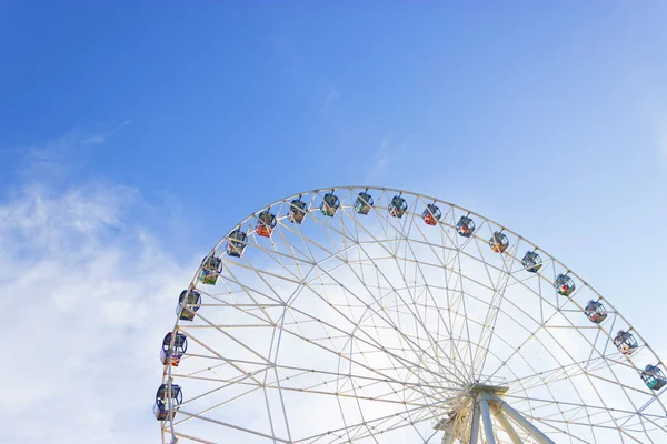 Ferris Wiel Over Blauwe Lucht — Stockfoto