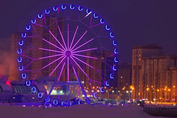 Defocused ferris wheel with colorful lights — Stock Photo, Image