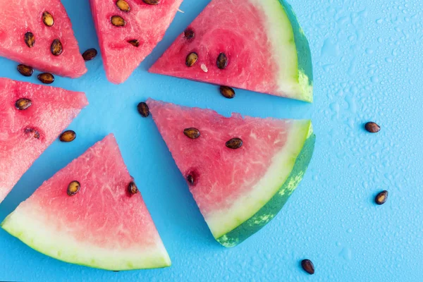 Paletas rebanadas de sandía sobre un fondo azul — Foto de Stock