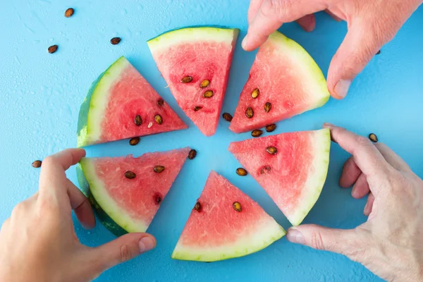 bir karpuz holding üç eller