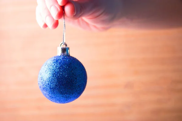 Μπλε Χριστουγεννιάτικη μπάλα στο χέρι — Φωτογραφία Αρχείου