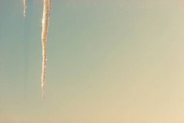 icecle mavi gökyüzü arka plan üzerinde