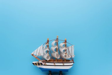 Mavi artalanları gemide oyuncak