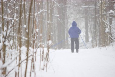 Yaşlı bir adam onun sağlığını geliştirmek için egzersizler