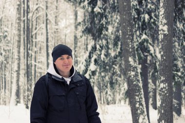 bir kış ormanda yalnız adam