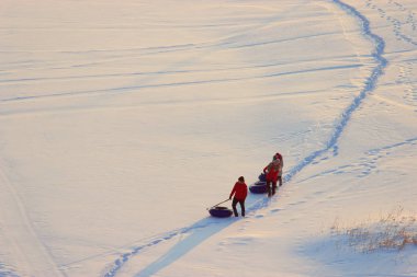Gençler kızaklarımız ile