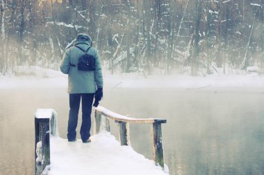 adam ve onun köpek ayakta bir köprü