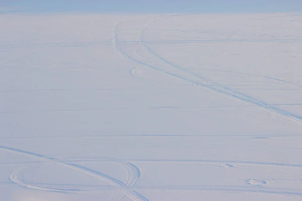 雪の中で車のタイヤトラック — ストック写真