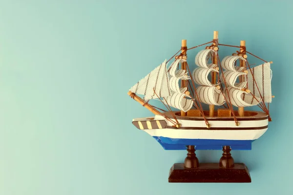 Игрушечный корабль на синем фоне — стоковое фото