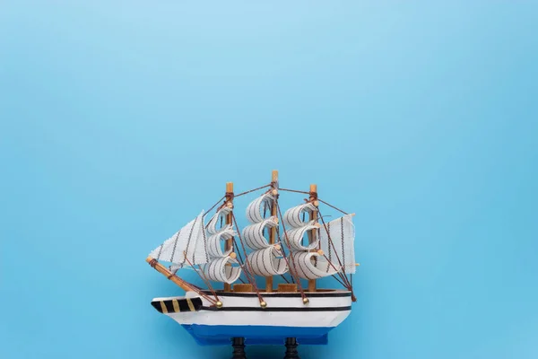 Barco de juguete en fondo azul — Foto de Stock