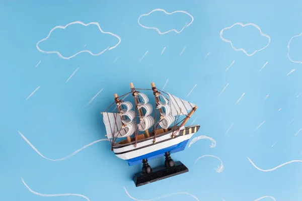 Модель корабля в штормі — стокове фото