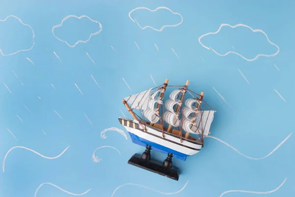 Модель корабля в шторм — стоковое фото