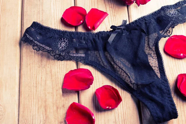 Biancheria intima nera e rose — Foto Stock