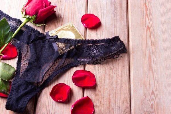 Černé spodní prádlo a růže — Stock fotografie