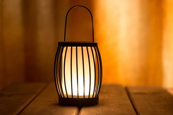 Linterna negra con una vela — Foto de Stock