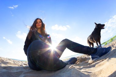 Kız plaj sandalye ile köpek sahilde