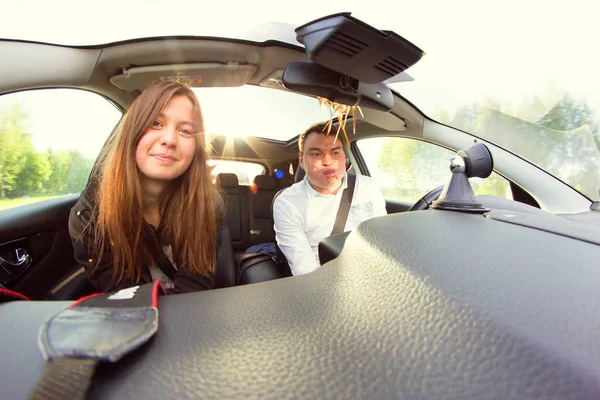 Homem Mulher Óculos Sol Carro Viagem Carro Conceito — Fotografia de Stock