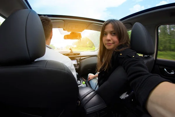 Hombre Mujer Gafas Sol Coche Viajar Coche Concepto —  Fotos de Stock