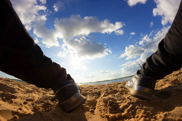 Ноги в снікерах на пляжі — стокове фото