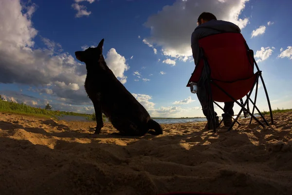 Homem Praia Com Seu Cão — Fotografia de Stock