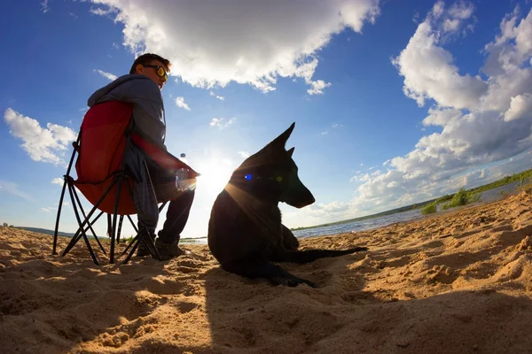 Homem Praia Com Seu Cão — Fotografia de Stock