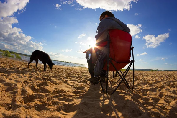 Чоловік Пляжі Своїм Собакою — стокове фото