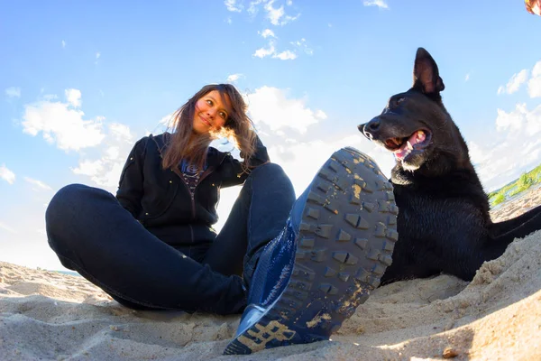 Mädchen Strandkorb Mit Hund Strand — Stockfoto